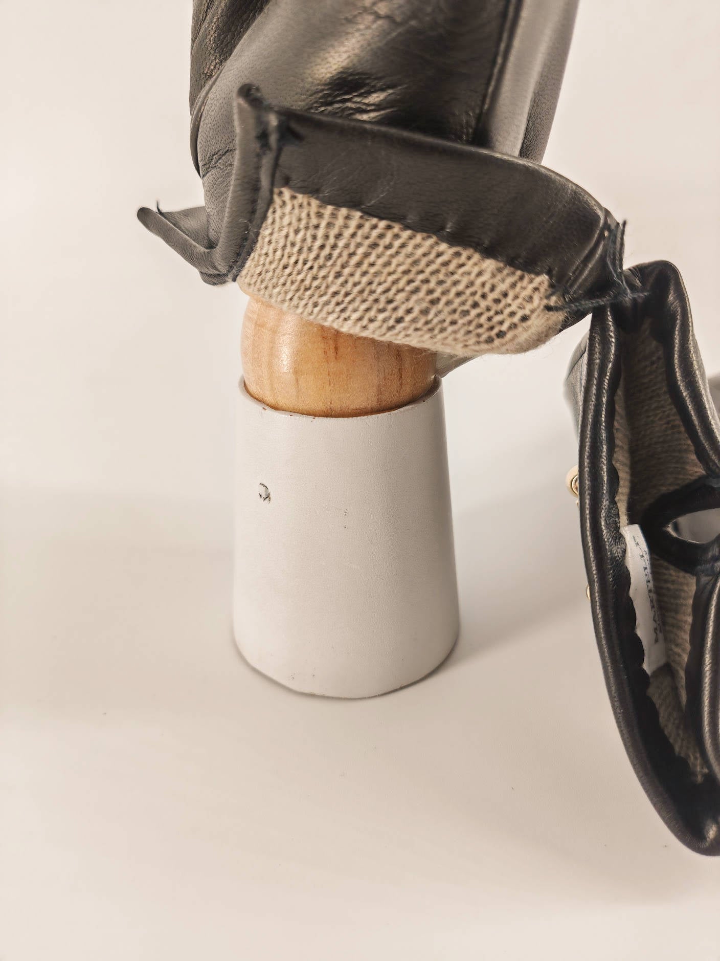 Lisa . Clamp . Cashmere