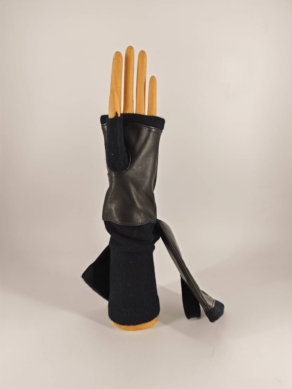 Clarice . Manicotto . Cashmere