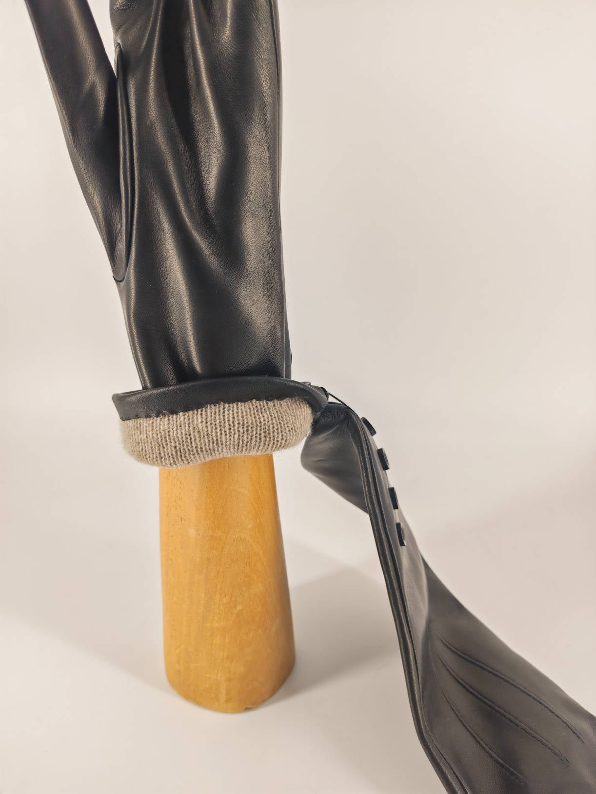 Marica . Lunghi 4 Pollici con bottoncini. Cashmere