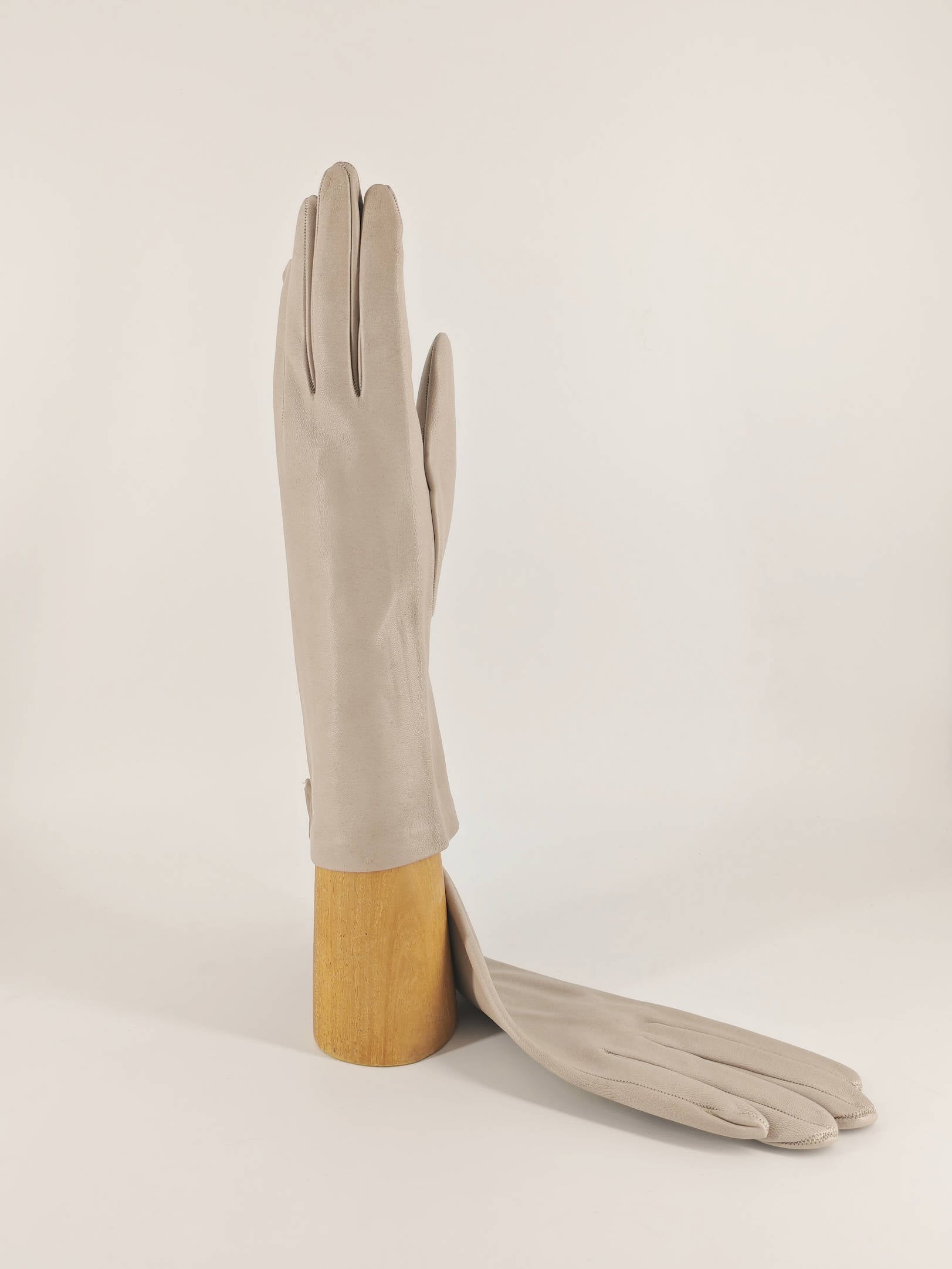 Costanza . Long 4 Inches . Cashmere