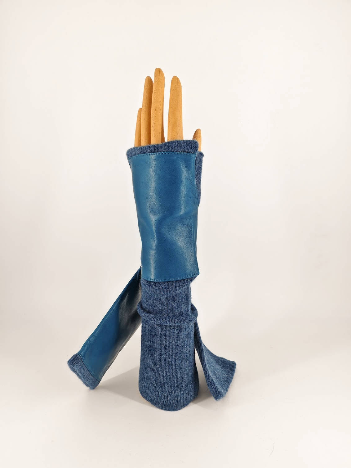 Clarice . Manicotto . Cashmere