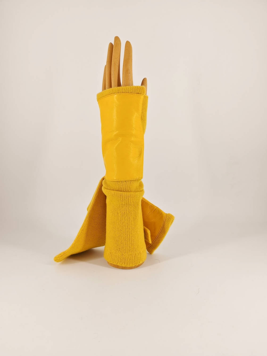 Clarice . Manicotto . Cashmere