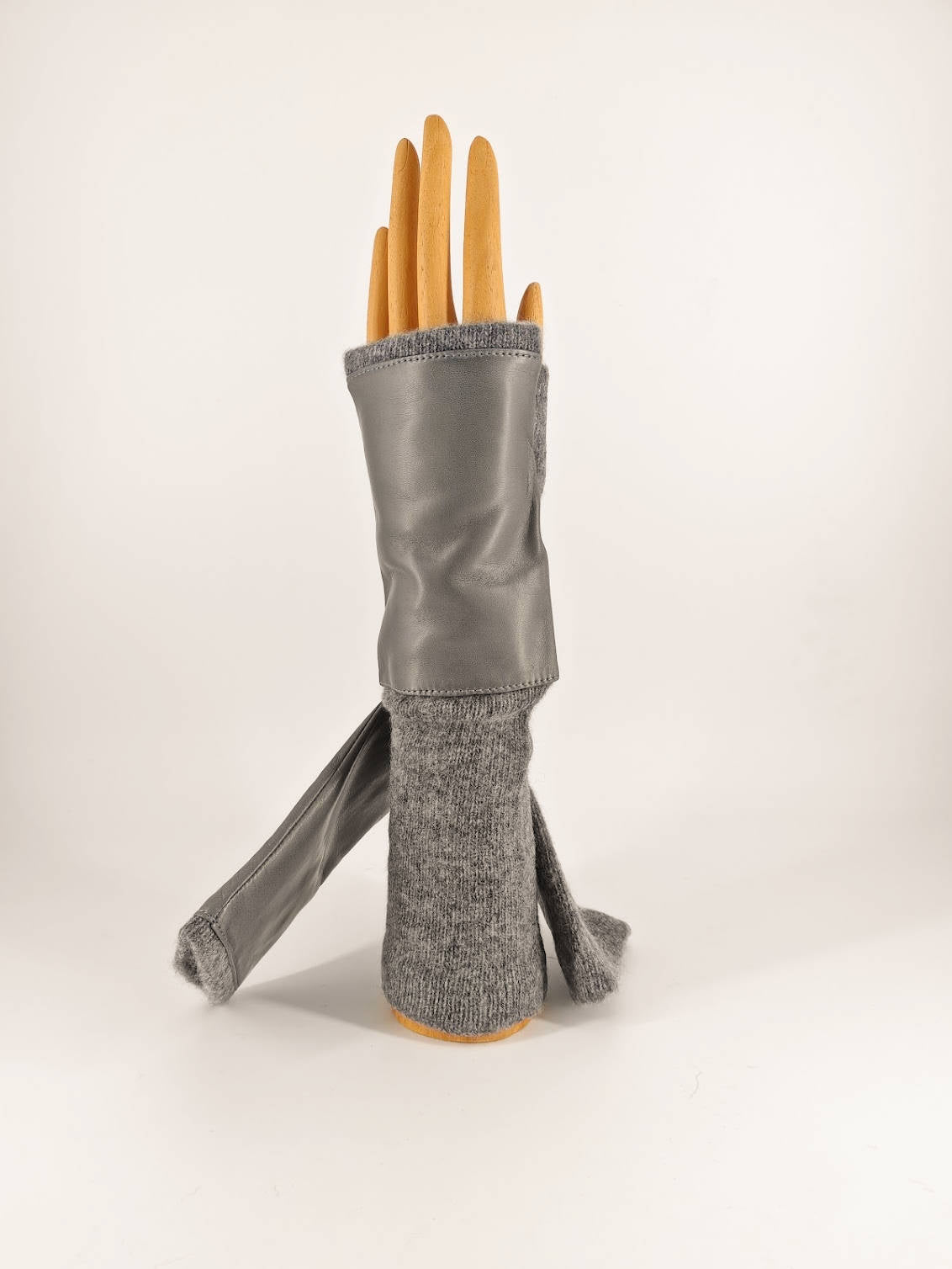 Clarice . Manicotto . Cashmere