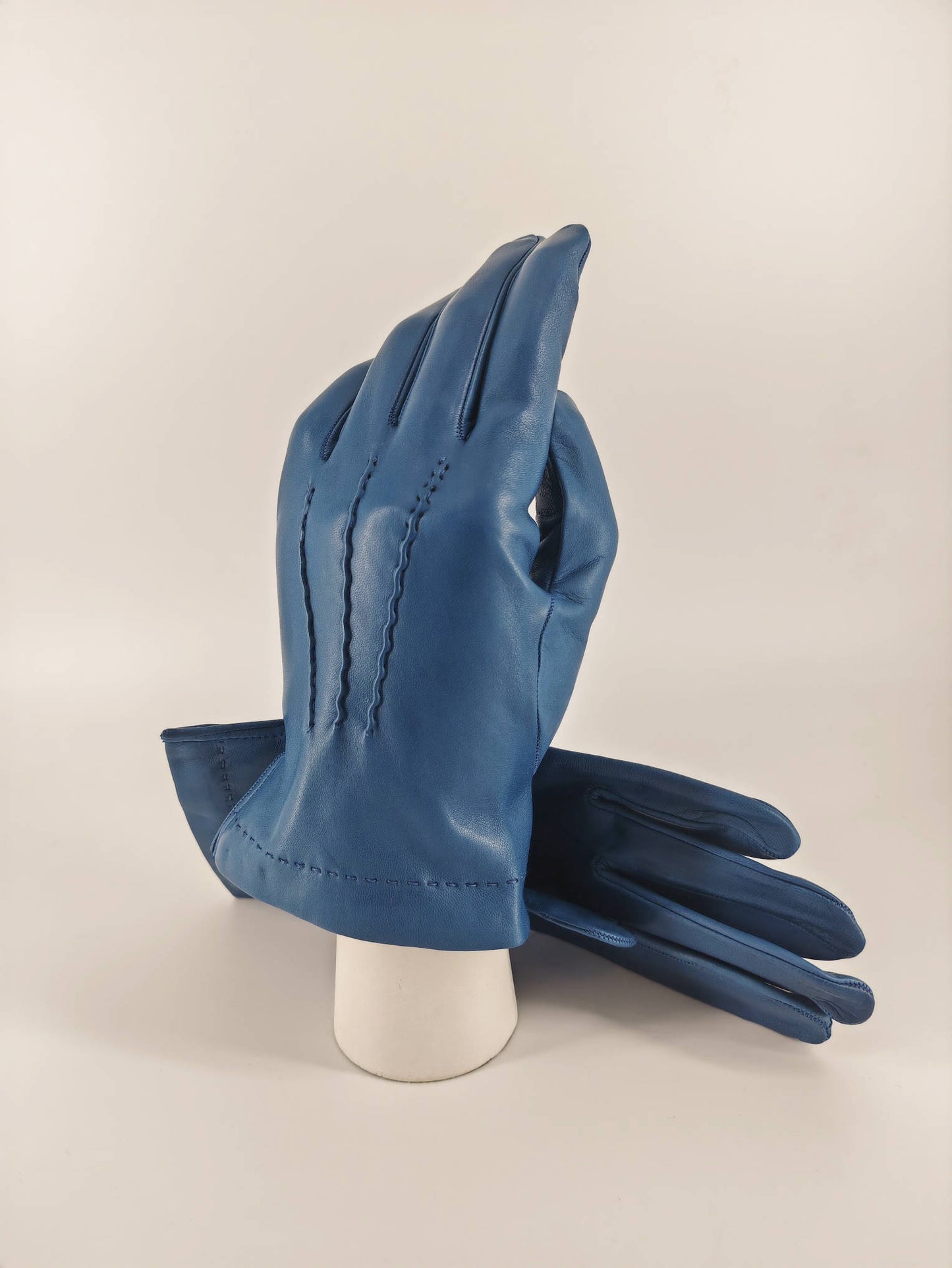 Dante . 3 Stitches . Cashmere