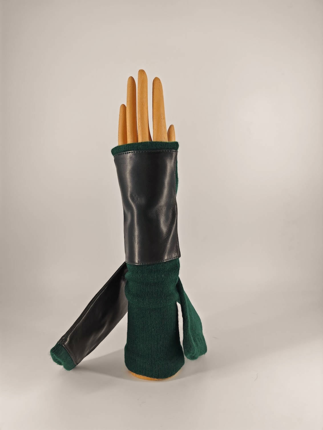 Clarice . Manicotto . Cashmere